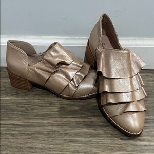 Seychelles Elegant Ruffled Women's Shoes Champagne Shimmer 1.75” Heel Sz 8